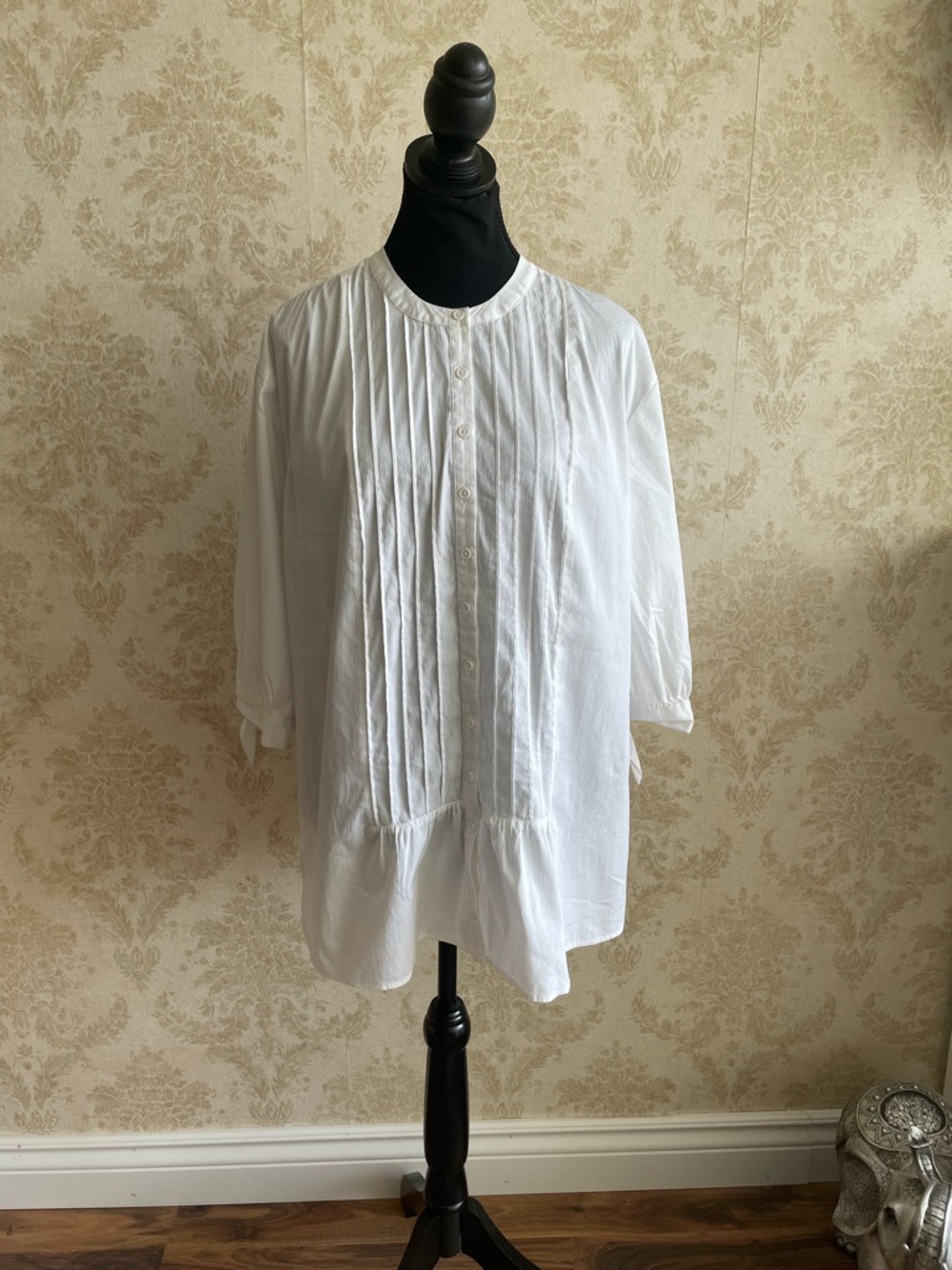 Peter Nygard White Button-Down Pintuck Blouse